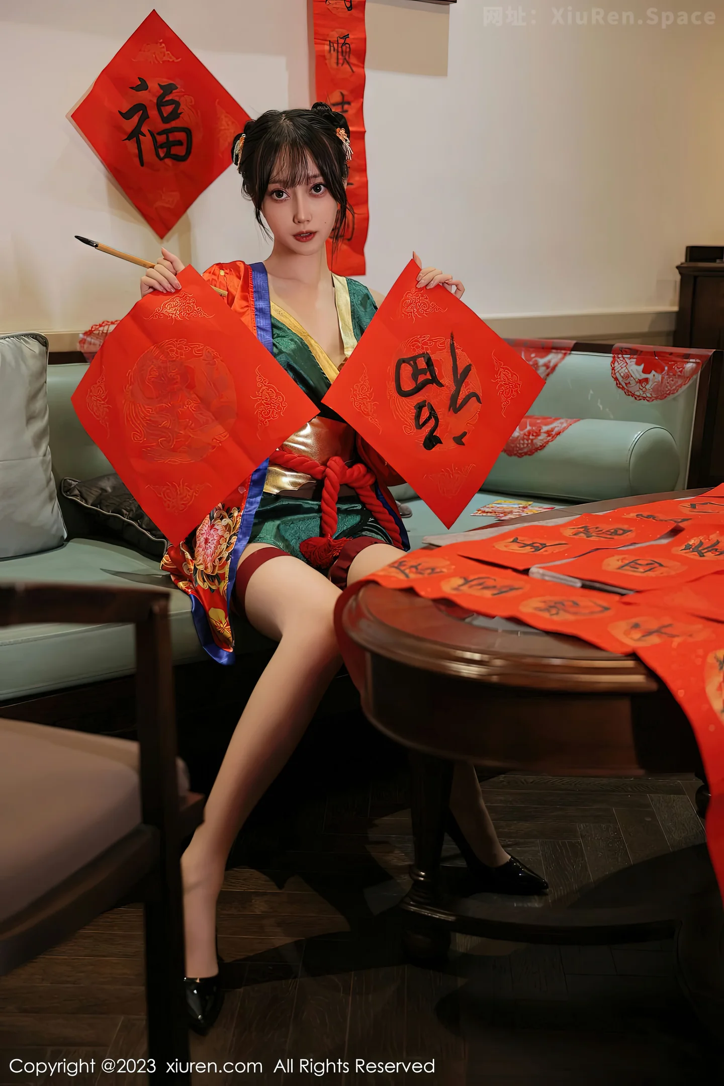 图片[2]-[XiuRen秀人网]2023.01.18 VOL.6157 是小逗逗 白色紧身旗袍加黑丝美腿性感私房写真集-秀人网官方网站